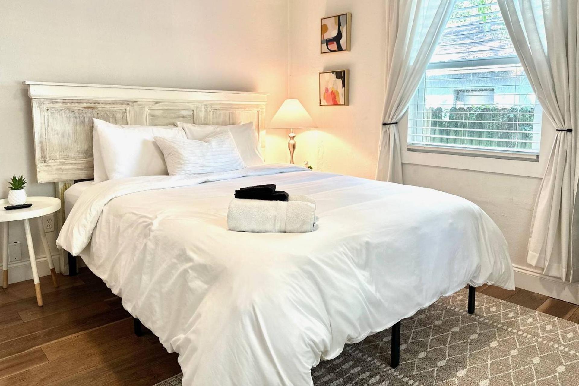 Treehouse Is A Quaint 2 Bedroom In An Up-And-Coming Part Of Town, Pet Friendly With Fenced Yard And Lounge Area That Is Close To Downtown טאמפה מראה חיצוני תמונה
